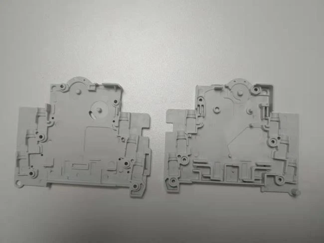 Plintblockstillbehör med elektroniska komponenter